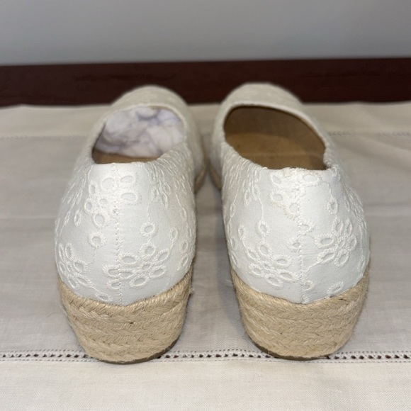 St. John's Bay Womens Reddy Slip-On Wedge Shoe in White Eyelet Size 5 - Picture 3 of 10